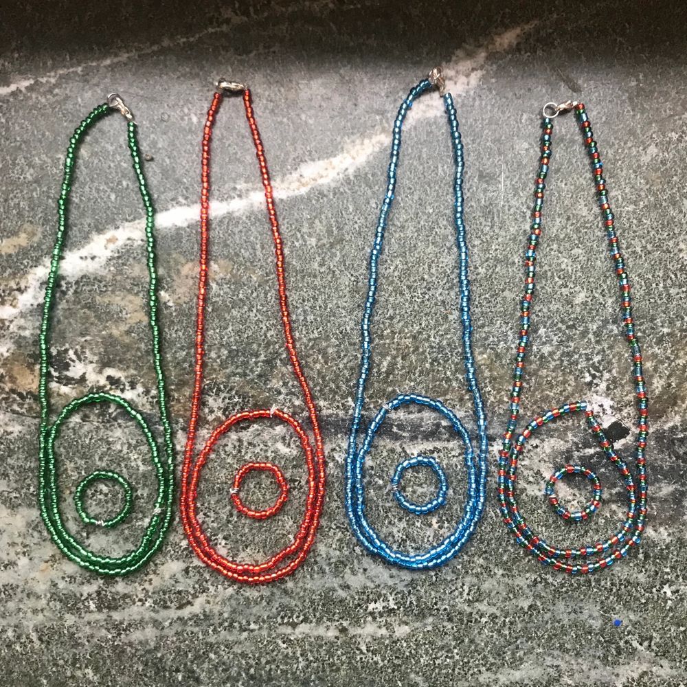 Fina smycken i glansiga röda, blå och gröna glaspärlor! Varje färg samt blandad färg finns i halsband, armband och ring! Man kan även beställa ett par örhängen i vilken färg man vill, då gör jag dem efter beställning! Ring: 15kr armband: 20kr enfärgat halsband: 35kr mönstrat halsband: 40kr örhängen: 20kr🥰 Frakt på 12kr tillkommer✨. Accessoarer.