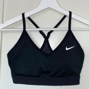 Nike sport-bh storlek S - Sport-bh från Nike med uttagbara inlägg. Storlek S. Använd, men bra skick. Lägsta pris är 30 kr + frakt 24 kr. 🤍