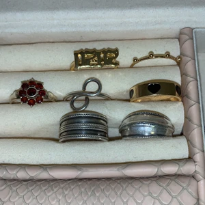 Ringar - Säljer nu dessa super fina ringae! Alla är nästan helt oanvända! (De helsilvriga tror ja e riktigt silver) 1 för 29kr, (se andra bilden för att se vilja som är kvar) de kommer putsats innan man får dem! ❌BUDGIVNING PÅ TJOCKA SILVERRINGEN: kr.  RINGEN MED RÖD BLOMMA ÄR BUDET:60kr❌