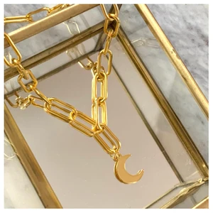 GULDHALSBAND - Populärt guldhalsband med måne som passar till allt! För endast 110kr med fri frakt! 🧸✨