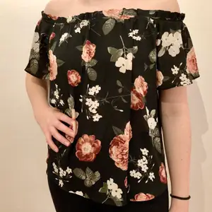 Söt off shoulder blus från Gina tricot i storlek m. chiffongliknande material och väldigt skön och luftig. Använt kanske 2 ggr så i väldigt bra skick! 