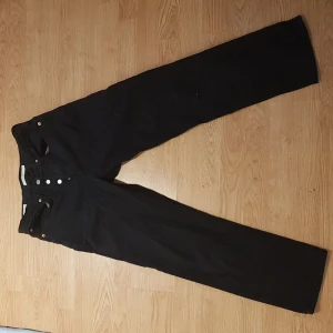 Svarta Levis jeans - Levi's jeans i fint skick. Hund i hemmet.