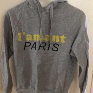 Grå hoodie - Grå hoodie från Gina, strolek xs💜