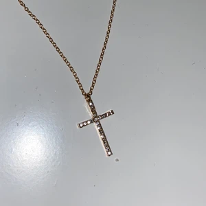 Kors halsband - Super fint halsband som jag har haft på mig 1 gång för jag fick 2 stycken likadana!  Swish finns och köparen står för frakten😋 