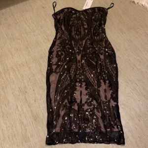 Bohoo klänning  - Klänning från bohoo som aldrig används 