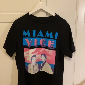 Svart T-shirt med tryck - Oversized T-shirt med tryck. Köpt i storlek S men sitter rätt så oversized. Mycket skön och i bra kvalité och använts ett fåtal gånger! 