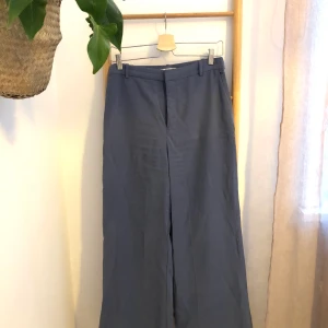 Kostymbyxor  - Blågrå kostymbyxor från HM! Använd fåtal gånger och fint skick!! Ge gärna förslag på eget pris 🌞