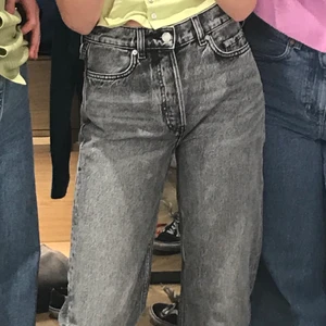 Gråa midwaist jeans  - Super snygga jeans i modellen straight. Köpta på & other stories för ca 700kr. Använda ett fåtal gånger så de är i mycket bra skick.🥰 250kr + frakt