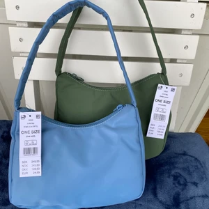 Axelväska, blå och grön 🦋 - Hej! Jag säljer de jättefina axelväska från Gina i ljusblå och militärgrön 🦋💚 De är helt nya (originalpris 250) 150kr per st + frakt ( köparen står för frakten ) pga de är inte min stil ✨ finns i Stockholm 