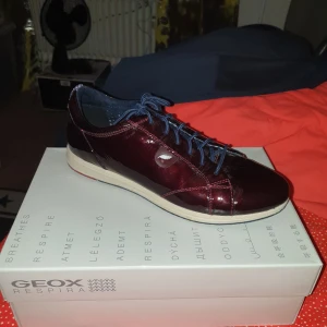 Nästan helt nya fritids skor  - Geox Respira använda 1 gång st 41 finns vid Haninge centrum men kan träffas upp I närheten eller skickas med posten swish eller kontanter 