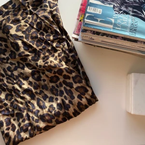 Leopard Silkes kjol  - En otroligt fin silkes kjol i underbart leopardmönster i nyskick!! Så fin och bra kvalitet!!🥰