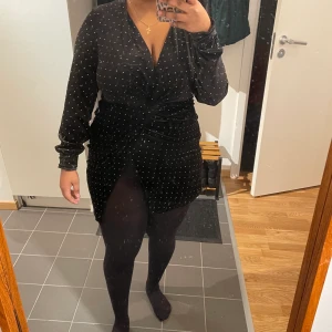 Sammetsklänning från Nelly - Aldrig använd. Hög slits under klänningens knut i mitten.