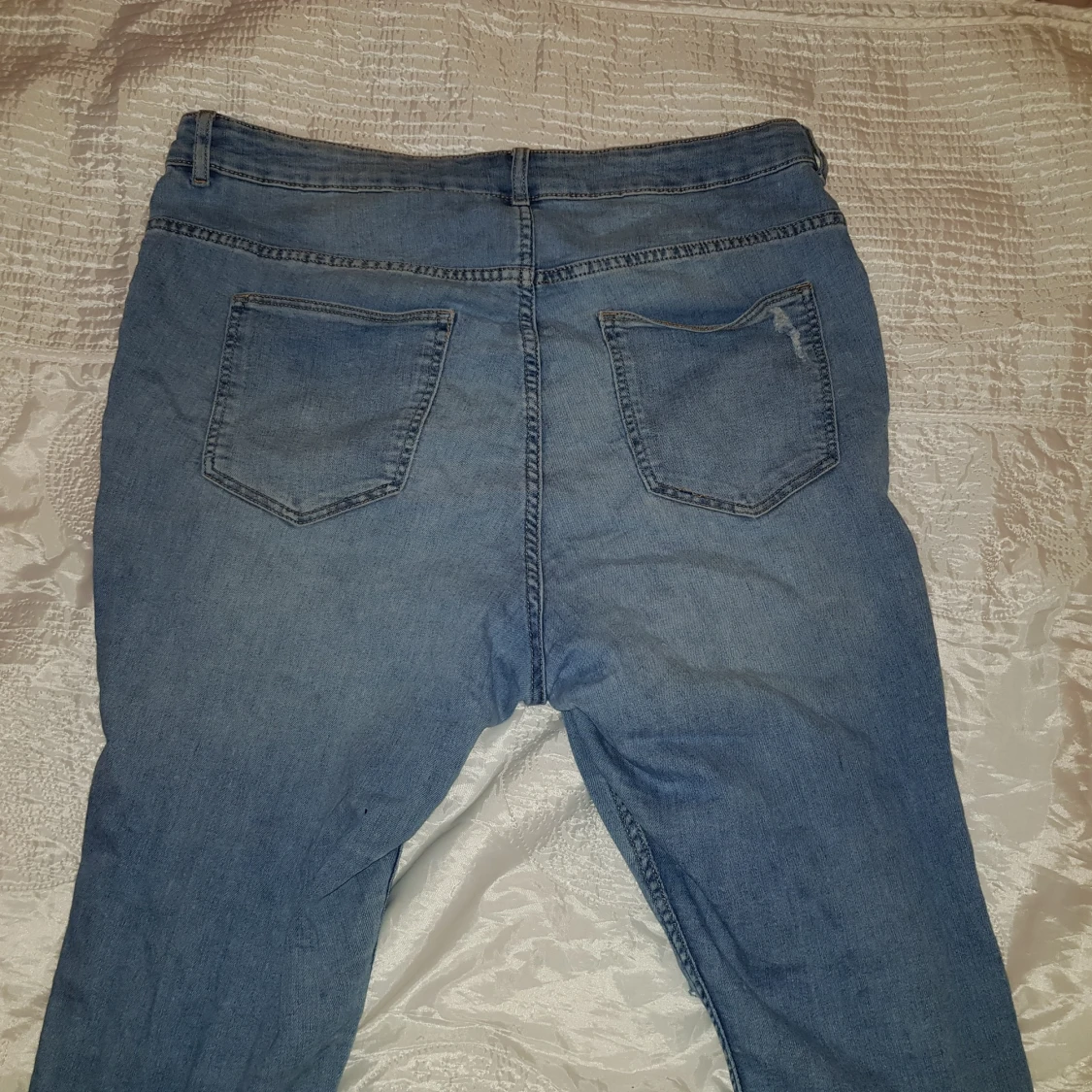 Jeans med hål och slitna detaljer - 90