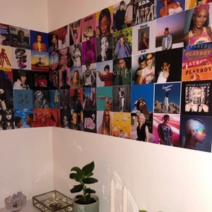 fotovägg - Det är ca 60 stycken och i alla möjliga bilder av album eller kändisar etc. De är matta och i storlek 10x10. 