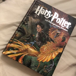 Harry potter bok - Harry potter och hemligheternas kammare (bok 2 av 8) Stort sett i nyskick förutom att man ser att boken är öppnad (se bild 2) 110 kr inklusive frakt