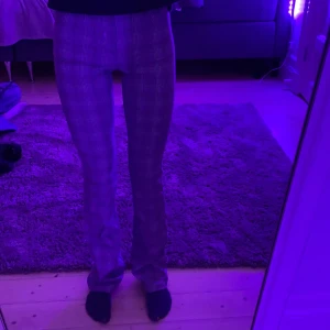 Bershka, kostymbyxor storlek 32 - Dessa snygga kostymbyxor kommer från Bershka. Jag säljer dom eftersom att de var för små. Dom är gråa med rutigt mönster.