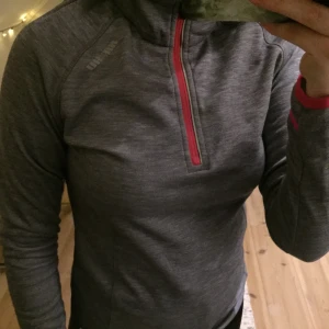 Träningströja - Köpt på Ztadium för 199:-. Har använt ett fåtal gånger, den är lagom varm, perfekt nu:) Väldigt bekväm och skön! Frakt tillkommer