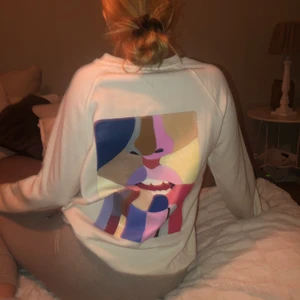 Målad Sweatshirt - Precis sålt denna as balla tröja. Tänkte kolla om någon är intresserad av en likadan. Skriv om ni skulle vilja ha en, och isåfall storlek och om de ska vara en sweatshirt, hoddie eller T-shirt, även färg!!💖💖 pris diskuteras!!