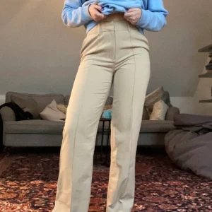 beiga kostymbyxor  - beiga kostymbyxor andvända 2 gånger. 