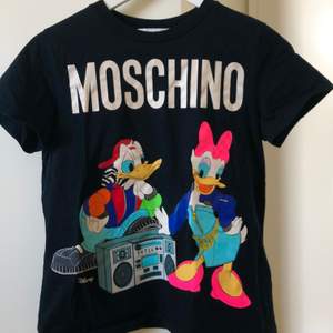 Supersnygg T-shirt från Moschino x H&M i mycket bra skick. Säljer pga att jag vill byta ut signaturplagg.