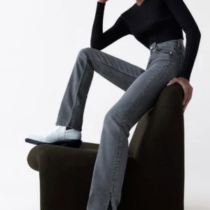 Jeans  - Säljer dessa jättesnygga utsålda zara jeans med slits längst ner. Bara använda 1 gång vid provning, som nya!!! Säljer pga förstora för mig. Skriv privat för fler bilder hur dom sitter på😌Säljer dessa billigt även fast dom är som nya så passa på!