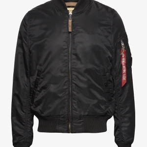 Alpha bomberjacka  - Alpha bomberjacka som jag köpt från kidsbrandstore för 1399kr. Använd ett fåtal gånger, säljer den för 700kr 