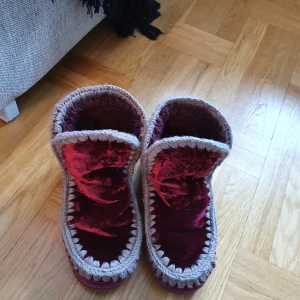 Mou boots skor sammet vinröd storlek 40 - Riktigt goa boots med får ull inuti. Storlek 40 sammet vinröda