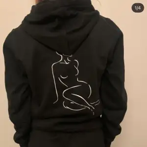 Svart hoodie med en kvinnokropp på ryggen. Finns i Storlekarna xs-xl. frakt tillkommer!💖