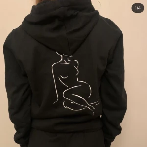 Svart hoodie kvinnokropp - Svart hoodie med en kvinnokropp på ryggen. Finns i Storlekarna xs-xl. frakt tillkommer!💖