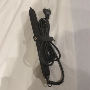 Plattång - Säljer min plattång eftersom jag har köpt en ny, en plattång från Björn axen som är en utav dom bästa plattängerna ja använt, funkar jätte bra, plattar håret perfekt och det går att göra sååå fina lockar med den också. Priset kan diskuteras (frakt ingår i priset) 