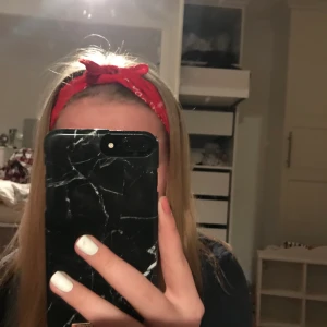 Bandana - En röd ”vanlig” bandana. Inte helt fyrkantig. Köparen står för frakten, betalning via swish.