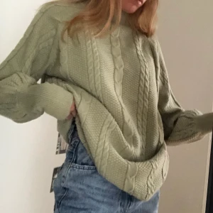 Stickad tröja - ljusgrön superfin stackad tröja från na-kd!😌 oversized med ballongärmar, se andra bilden💞 använd 1 gång