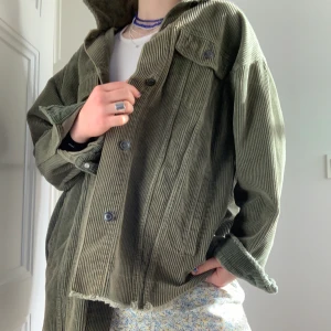 Manchesterjacka från zara - Säljer min assnygga jacka från zara för att den tyvärr inte kommer till så mycket användning. Strl S men passar på xs-m beroende på hur man vill att den sitter!💗