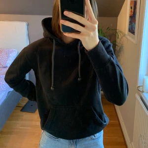 Svart hoodie - Säljer denna svarta hoodie från pull&bear i storlek XS. Använd men i väldigt bra skick. Pris: 100kr + frakt.