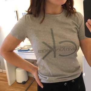 T-shirt  - T-shirt från Calvin Klein Jeans i stl S. Säljs pga av att den inte används längre. Köparen står för frakt. 
