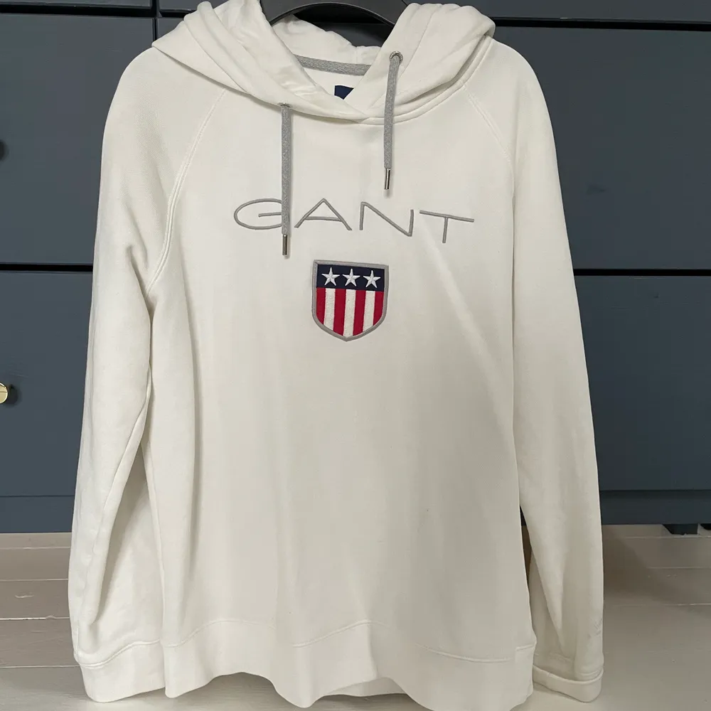 Väldigt fin Gant hoodie, knappt använd. Köpte sommaren 2019 på Nordstan i Göteborg. Den är i väldigt fint skick och har inte fläckar.  Köparen står för frakten:). Hoodies.