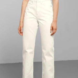 Weekday rowe jeans  - Säljer mina weekday rowe jeans då dom är för små för mig. Färgen heter white light 🤩