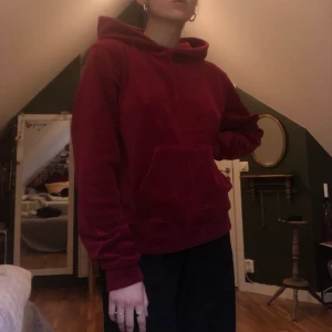 Hoodie - Röd jättemysig velour hoodie köpt på bikbok. Har inte använt den särkilt mycket men snöret som ska vara i luvan är tyvärr borta:( Köparen står för frakten😇
