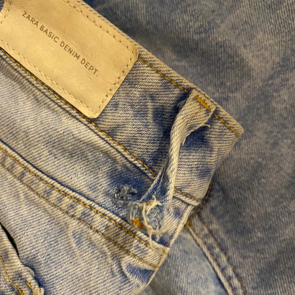 Såå fina jeans från zara, tyvärr är ena ”skärphållaren” (??) trasig men det går ju lätt att sy. Säljer pga för små för mig🖤🖤🖤🖤🖤🖤🖤. Jeans & Byxor.