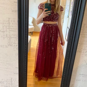 Balklänning  - Skit snygg två delad balklänning från asos. Ny pris var 900kr per del säljer 450kr per del eller 800kr för båda då de inte är använda och har ”prislapparna” kvar. Toppen är storlek 34 och kjolen är storlek 36