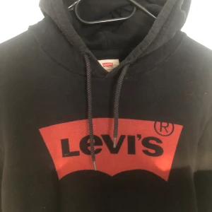 Levi’s hoodie  - Superfin och mysig hoodie från Levi’s. Köpt på herravdelningen men den passar superbra på tjejer med! Väldigt bra skick! 🖤
