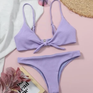 Bikini - Lila bikini från SHEIN, slutsåld så vitt jag vet! Fint skick och aldrig använd, säljes då den inte riktigt passade mig! Strl M men sitter som en XS/S i överdelen! Underdelen är som en S