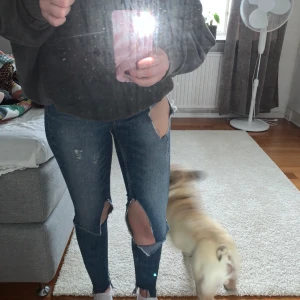 Jens strl 34 - Jens i strl 34 från Gina Tricot. Många hål, några är hemmagjorda. 