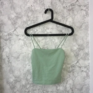 Linne - Detta plagg är ett turkost/ljusblått linne. Linnet är i väldigt bra skick men är inte min klädstil! Linnet kostar 100 kr i butik och jag säker det För 50 kr! Linnet är nästan oanvänt. Betaling sker via swish