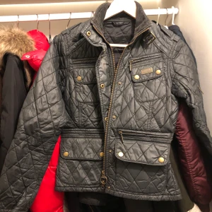 Barbour vår/höst jacka  - Snygg Barbour jacka, i bra skick. 