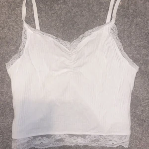 Linne - Säljer mitt vita linne, köpte den för länge sedan på ett insta konto som sålde kläder. Bra kvalite och knappt använd.