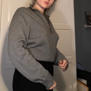 Stickad quarter-zip - Jättestor och mysig quarter-zip från etirel sportswear. Herrstorlek XXL, men funkar även på mig som är dam M. SAMFRAKTAR