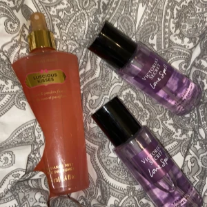 Victoria secret parfymer - 3 st parfymer från Victoria Secret. Alla tre är oanvända och luktar jätte gott!! Luscious kisses: En väldigt fräsch parfym. Ganska vårig/somrig doft! 30kr💞 Love spell: En av favoriterna, asså verkligen. Har denna i stor och den är magisk!!✨ 30krst, båda för 50kr. Alla för 80kr!