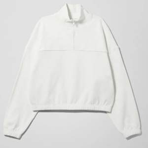 Jättefin weekday tröja i cropped modell med half zip ⭐️⭐️ storlek XS! Sparsamt använd så väldigt bra skick!! Köpt här men tyvärr för liten i storlek för mig 😭 