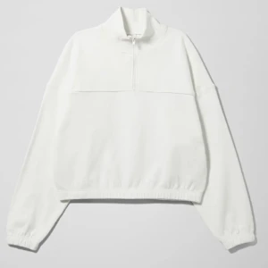 Weekday cropped sweater  - Jättefin weekday tröja i cropped modell med half zip ⭐️⭐️ storlek XS! Sparsamt använd så väldigt bra skick!! Köpt här men tyvärr för liten i storlek för mig 😭 